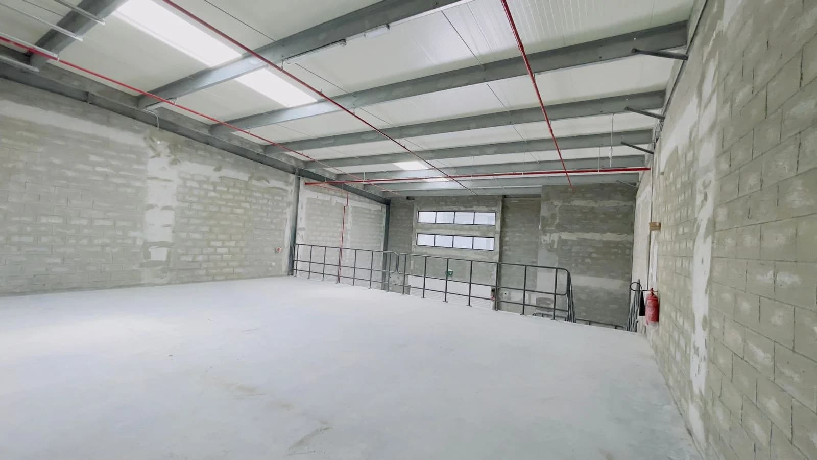 !! SHELL & CORE WAREHOUSE !! READY FOR RENTING !! — photo 1