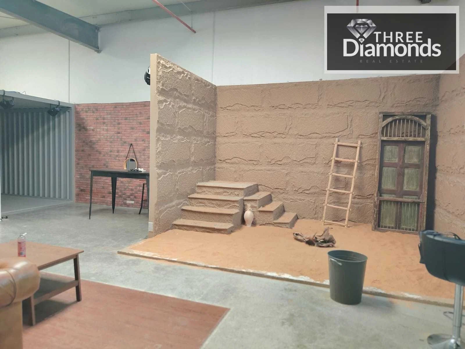 !! SEMI FITTED WAREHOUSE !! AVAILABLE FOR IMMEDIATE VIEWING !! — photo 1